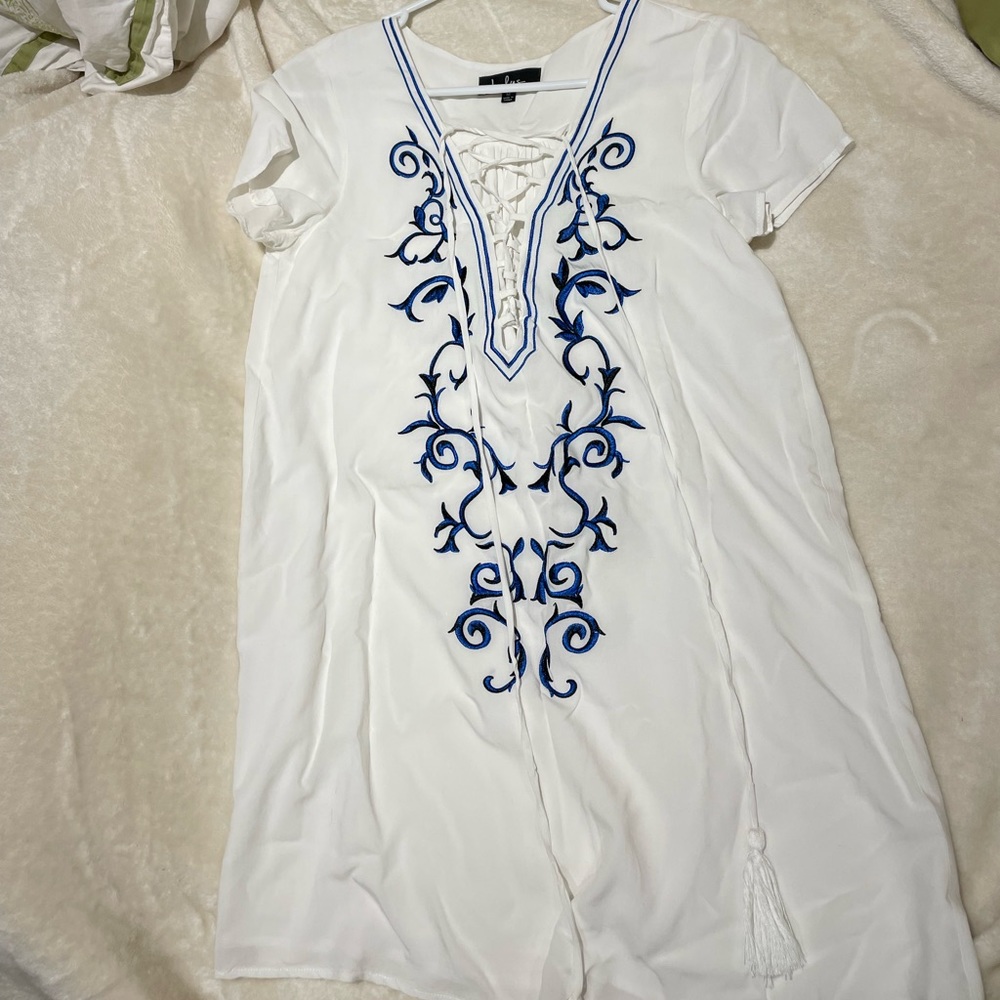 Lulu’s Medium White and blue deep cut lace up dress